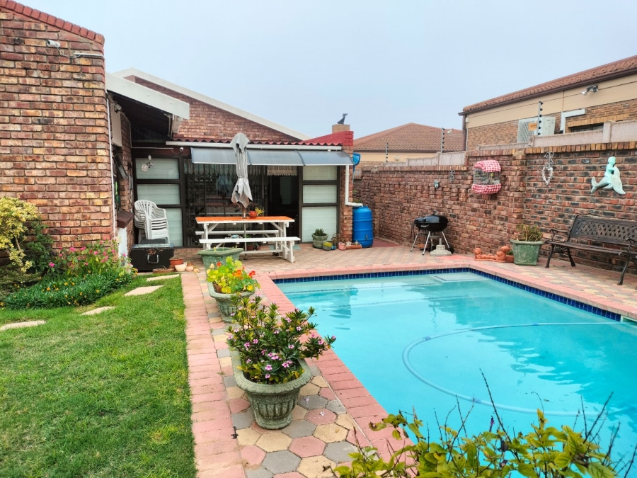 3 Bedroom Property for Sale in Deoville Park Western Cape